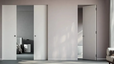 Al desaparecer el marco, estas puertas se funden con el entorno y se convierten en parte del diseño, en lugar de marcar un límite. Al desaparecer el marco, estas puertas se funden con el entorno y se convierten en parte del diseño, en lugar de marcar un límite.