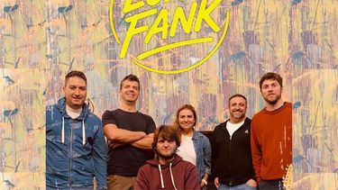 En Florentino Teatro Bar se presenta Luna Fank, grupo integrado por Maru Cifuentes, Pepe Moran, Aldo Franetovich, Gerardo Opezzo, Germán Rocca y Jocha Cifuentes.