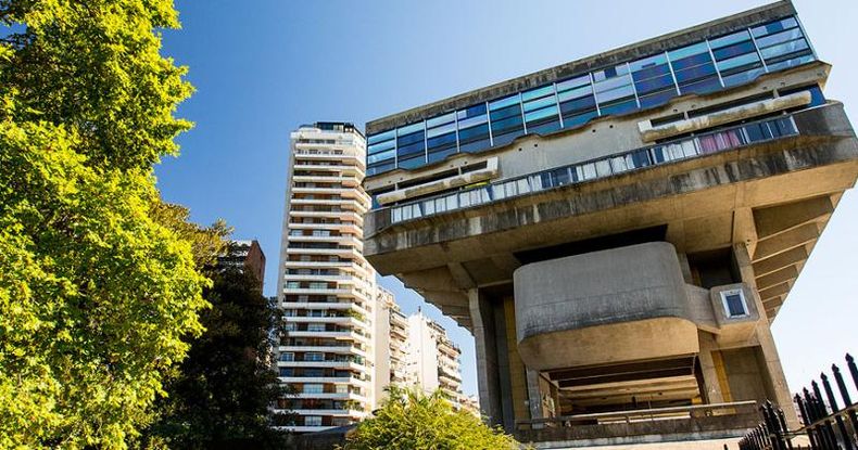 La Biblioteca Nacional, cuya obra finalizó en 1961, se ha convertido en una marca de la arquitectura moderna argentina y en un ejemplo del brutalismo.