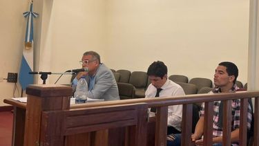 Se oponen a la calificación de intento de homicidio Lisandro Gargulinski y Nicolás Martínez, de la defensoría oficial en el banquillo de los acusados junto a Franco Esteban Calabrese. Se oponen a la calificación de intento de homicidio Lisandro Gargulinski y Nicolás Martínez, de la defensoría oficial en el banquillo de los acusados junto a Franco Esteban Calabrese.