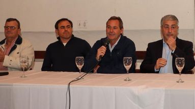 Alejandro Calderón (SRP), Juan Motta (Acara), Pedro Jacquelín (SRP) y el intendente Javier Martínez, este miércoles durante el lanzamiento de la Expo Rural de Pergamino.,