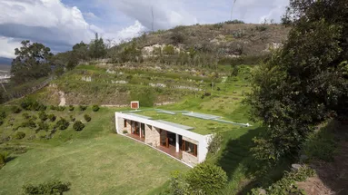 Más que una moda, las casas enterradas representan un cambio de mirada. Una forma de habitar donde la prioridad no es imponerse, sino convivir. Donde el lujo no pasa por lo visible, sino por la experiencia de vivir en equilibrio con el entorno. Más que una moda, las casas enterradas representan un cambio de mirada. Una forma de habitar donde la prioridad no es imponerse, sino convivir. Donde el lujo no pasa por lo visible, sino por la experiencia de vivir en equilibrio con el entorno.