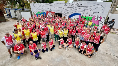A pesar de la lluvia del sábado, unos 150 voluntarios participaron de la primera jornada de la 25° edición de “Voluntarios en Acción”, el programa impulsado por Ternium, con tareas de mejora en la Escuela Primaria N°40 de barrio Del Carmen. A pesar de la lluvia del sábado, unos 150 voluntarios participaron de la primera jornada de la 25° edición de “Voluntarios en Acción”, el programa impulsado por Ternium, con tareas de mejora en la Escuela Primaria N°40 de barrio Del Carmen.