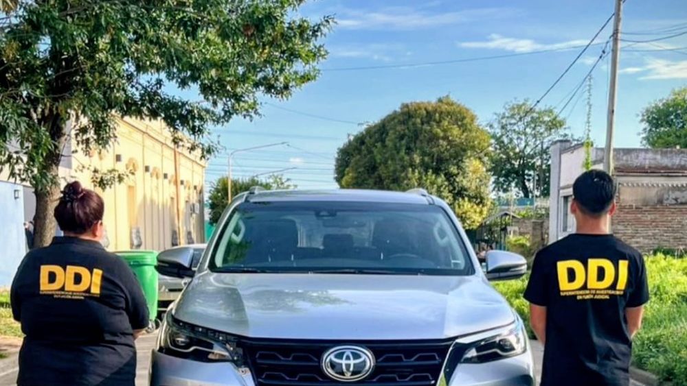 El vehículo Toyota recuperado en el operativo policial de este martes. El vehículo Toyota recuperado en el operativo policial de este martes.