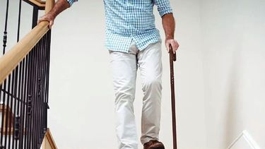 Se debe tener especial precaución con las escaleras en los hogares donde viva un adulto mayor. Se debe tener especial precaución con las escaleras en los hogares donde viva un adulto mayor.