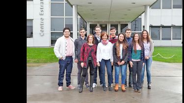 Los jóvenes que ingresaron en 2014 junto a Marta Mac Mullen. (RIZOBACTER)