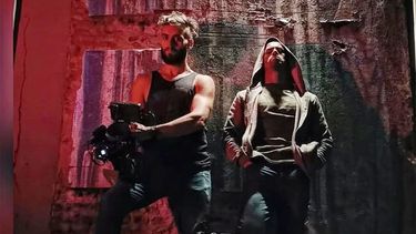 Cristian Tapia Marchiori junto a al actor Sergio Podeley en un alto del rodaje de Gatillero.