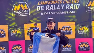 Joaquín Debeljuh Taruselli en la premiación con la Bandera tras finalizar su primera carrera en Chile. Joaquín Debeljuh Taruselli en la premiación con la Bandera tras finalizar su primera carrera en Chile.