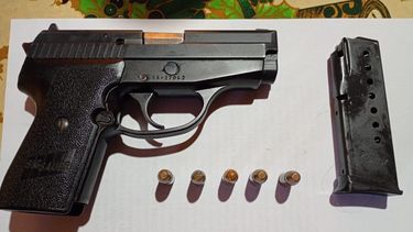Al Policía le secuestraron una pistola 9 milímetros con la que intimidó a los encargados de un supermercado. Al Policía le secuestraron una pistola 9 milímetros con la que intimidó a los encargados de un supermercado.