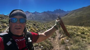 Raimundo Nus en la inmensidad de los Andes durante el reto que completó con éxito.