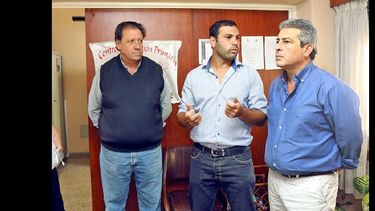 A fines de enero el intendente estuvo recorriendo la localidad y tomó el pedido para las obras que hacían falta. (LA OPINION)