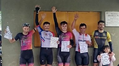 La premiación de Elite con dos pergaminenses, Sebastián Cianci (2º) y Juan Cintora (5º).