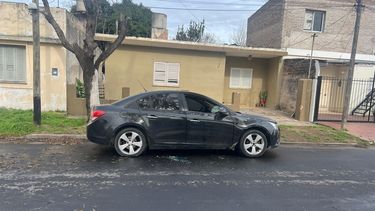 La Opinión OnLine | incendiaron-con-bomba-molotov-a-un-auto-chevrolet-cruze-negro-estacionado-en-valentini-al-600-el-domingo-a-la-madrugada-960-px.jpg