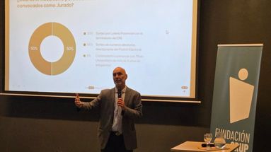 El defensor general Pablo Santamarina lideró la charla sobre juicio por jurados.