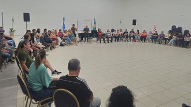 El municipio de Ramallo realizó un encuentro con vecinos para recoger propuestas destinadas a la futura remodelación de la Plaza José María Bustos, el principal espacio público de la ciudad. El municipio de Ramallo realizó un encuentro con vecinos para recoger propuestas destinadas a la futura remodelación de la Plaza José María Bustos, el principal espacio público de la ciudad.