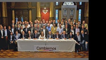 La gobernadora María Eugenia Vidal junto a parte de su gabinete y los intendentes de Cambiemos. (GOBERNACION)
