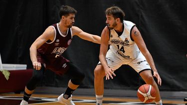 Martín Gandoy en acción en la derrota de Pergamino Básquet en el “Antonio Rotili”.