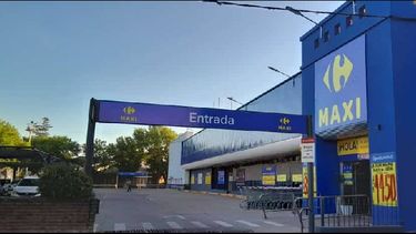 Hurto: La persona escapó corriendo para no pagar los productos y dejó la bicicleta en el estacionamiento. Hurto: La persona escapó corriendo para no pagar los productos y dejó la bicicleta en el estacionamiento.