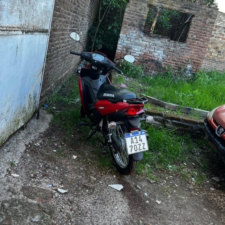 El sospechoso abandon&oacute; la motocicleta Honda Wave roja sustra&iacute;da del taller mec&aacute;nico al verse cercado por la Polic&iacute;a del Comando de Patrulla.