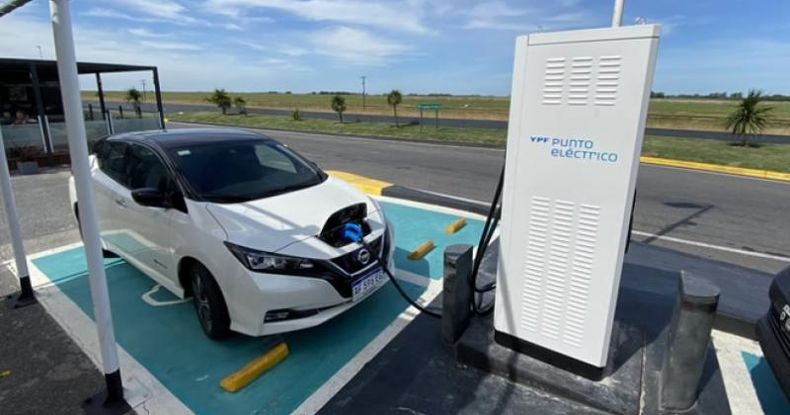 El crecimiento del parque automotor eléctrico obligará a las estaciones de servicio a diversificar sus servicios, o enfrentarse al riesgo de desaparecer.