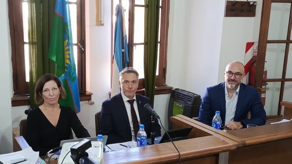 Los jueces Ana Bajlec y Esteban Melilli, del Departamento Judicial Junín, junto al magistrado Facundo Galanes, de Trenque Lauquen. Los jueces Ana Bajlec y Esteban Melilli, del Departamento Judicial Junín, junto al magistrado Facundo Galanes, de Trenque Lauquen.