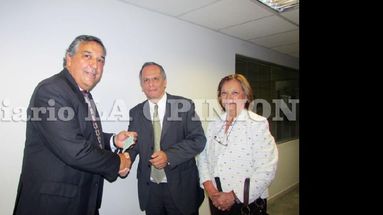 Carlos Laguía recibió el aporte de manos de Guillermo Cobián. (LA OPINION)
