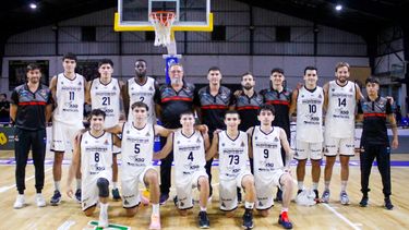 El plantel y el cuerpo técnico de Pergamino Básquet, unidos en busca de cortar la racha negativa.