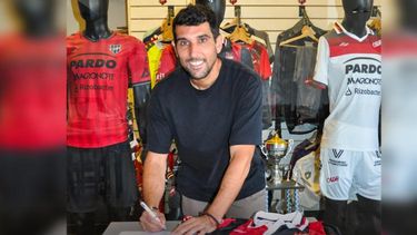 Muriel Orlando al momento de firmar el contrato que lo vincula con el Rojinegro. Muriel Orlando al momento de firmar el contrato que lo vincula con el Rojinegro.