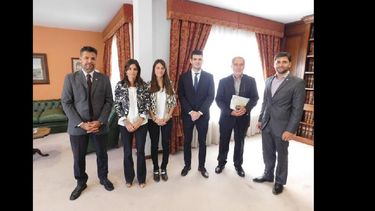 Florencia Festa y Simón Prato flanqueados por las autoridades del Colegio de Abogados de nuestra ciudad.  (COLEGIO DE ABOGADOS DE PERGAMINO)