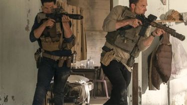 Jon Bernthal y Ben Affleck en acción en la segunda parte de “El contador”.
