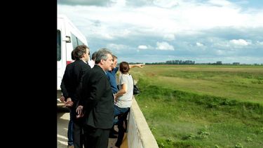 Las autoridades estuvieron recorriendo la zona del puente en el Camino de la Cruz dado que allí se prevén obras. (LA OPINION)