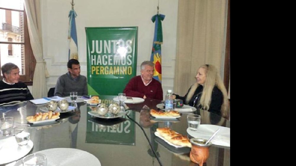 Silvia Alcántara fue recibida ayer a la mañana por el intendente Omar Pacini. (LA OPINION)