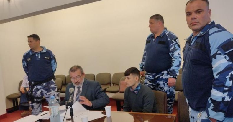 Matías Ludueña acompañado del abogado defensor Rodrigo Cuellas Aliaga y custodiado por efectivos del Servicio Penitenciario provincial.