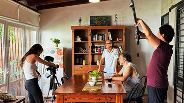 Emparejados se rodó íntegramente en Pergamino con elenco y equipo local. Emparejados se rodó íntegramente en Pergamino con elenco y equipo local.