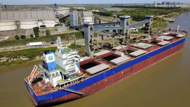 El Puerto de San Pedro mantiene su ritmo operativo en el cierre del año con el arribo del buque Gullholmen Island, que carga cereales con destino al mercado brasileño. El Puerto de San Pedro mantiene su ritmo operativo en el cierre del año con el arribo del buque Gullholmen Island, que carga cereales con destino al mercado brasileño.