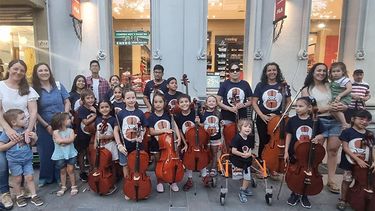 El Espacio de Educación Musical CheloSuzuki, que dirige Analía Carchenilla, en una de sus presentaciones en la Peatonal San Nicolás. El Espacio de Educación Musical CheloSuzuki, que dirige Analía Carchenilla, en una de sus presentaciones en la Peatonal San Nicolás.