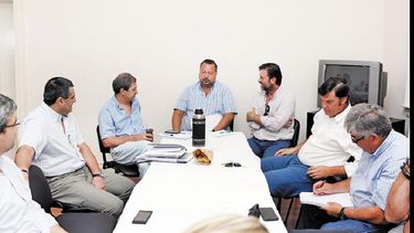Funcionarios de municipios de la región mantuvieron una fructífera reunión ayer en la Secretaría de la Producción de Pergamino. (LA OPINION)