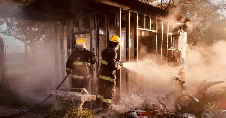 Los integrantes de una brigada rescatista extinguieron las llamas en el módulo habitacional utilizado para el encargado de la custodia policial del predio.