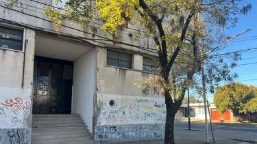 El abuso sexual sufrido por la adolescente habría ocurrido en la escalinata lateral de acceso al edificio de la Escuela Técnica 1, sobre calle Perú. El abuso sexual sufrido por la adolescente habría ocurrido en la escalinata lateral de acceso al edificio de la Escuela Técnica 1, sobre calle Perú.