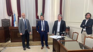 Él Defensor General pablo Santamarina le tomó juramento a Pedro Zanardi en un emotivo acto este viernes en la sala de audiencias de la Cámara de Apelaciones. Él Defensor General pablo Santamarina le tomó juramento a Pedro Zanardi en un emotivo acto este viernes en la sala de audiencias de la Cámara de Apelaciones.