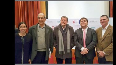 El ministro Jorge Elustondo (en el centro) junto a otros funcionarios que fueron parte del evento en Pilar. (PRENSA MINISTERIO DE PRODUCCION)