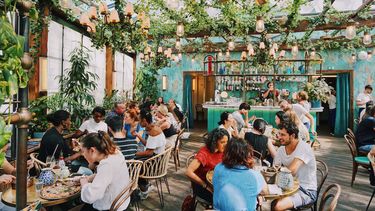 Las salidas a bares y cervecerías artesanales crecen un 25% en esta época, confirmando que el calorcito invita a brindar en la vereda. Las salidas a bares y cervecerías artesanales crecen un 25% en esta época, confirmando que el calorcito invita a brindar en la vereda.