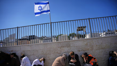 Los deudos se refugian mientras las sirenas antiaéreas advierten sobre misiles lanzados por Irán hacia Israel durante el funeral de Sarah Elimelech y su hija Ronit, que murieron en un ataque con misiles iraníes, en Beit Shemesh Los deudos se refugian mientras las sirenas antiaéreas advierten sobre misiles lanzados por Irán hacia Israel durante el funeral de Sarah Elimelech y su hija Ronit, que murieron en un ataque con misiles iraníes, en Beit Shemesh