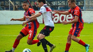 Douglas arrancó la Revalida con un triunfo y buscará prolongar su buen momento en Concepción del Uruguay. Douglas arrancó la Revalida con un triunfo y buscará prolongar su buen momento en Concepción del Uruguay.