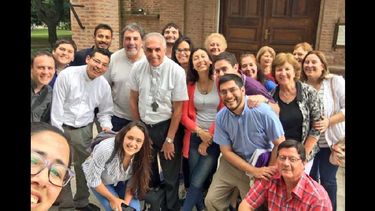 Luego de la reunión, los jóvenes tomaron una selfie junto al obispo de la Diócesis de San Nicolás, Hugo Santiago. (OBISPADO DE SAN NICOLAS)