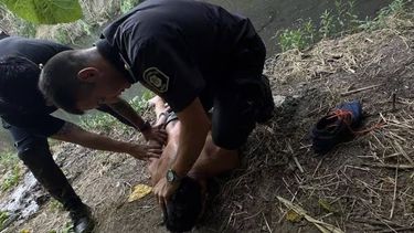 En uno de los episodios el sujeto intentó escapar de un operativo policial por el cauce del Arroyo. En uno de los episodios el sujeto intentó escapar de un operativo policial por el cauce del Arroyo.