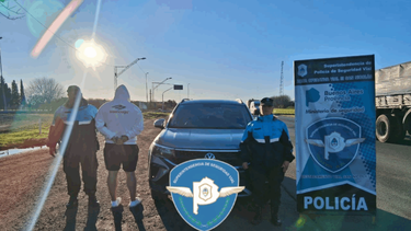 Detuvieron a un sujeto en Ruta 9 altura San Nicolás, que tenía una causa por trata de personas. Detuvieron a un sujeto en Ruta 9 altura San Nicolás, que tenía una causa por trata de personas.