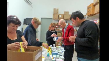 El Banco de Medicamentos de la Red Solidaria funciona en el Italclub. (LA OPINION)