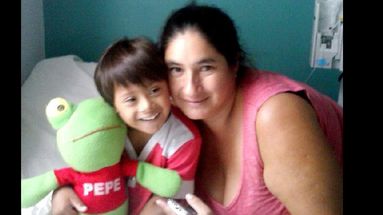 El pequeño Marcos y su mamá Mónica Torres en el Hospital Español. (MONICA TORRES)