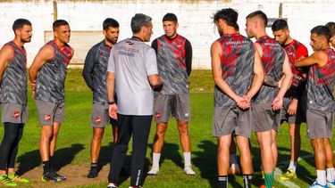 Adrián Aranda dialoga con los jugadores en su primera práctica como director técnico del Douglas Haig. Adrián Aranda dialoga con los jugadores en su primera práctica como director técnico del Douglas Haig.